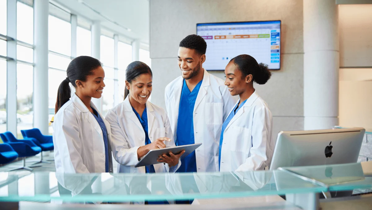 output:  Moderner Krankenhausflur mit Empfang und Pflanzen.