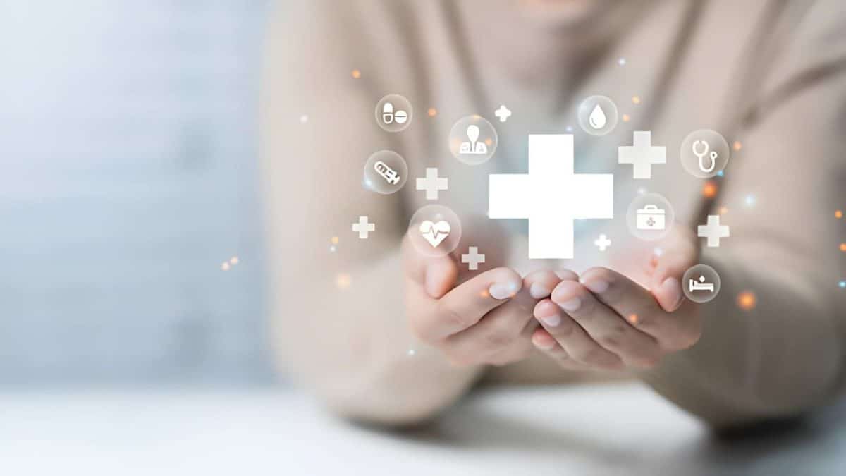 Frau Hand hält Plus Symbol für das medizinische Gesundheitswesen Symbol