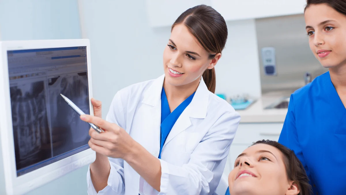 output:  Moderner Krankenhausflur mit Empfang und Pflanzen.