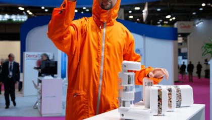 Begeisterung auf der IDS 2025: Die Comicfigur cubIQ wurde zum sympathischen Botschafter für das Recycling-Projekt rund um das DD cube case.