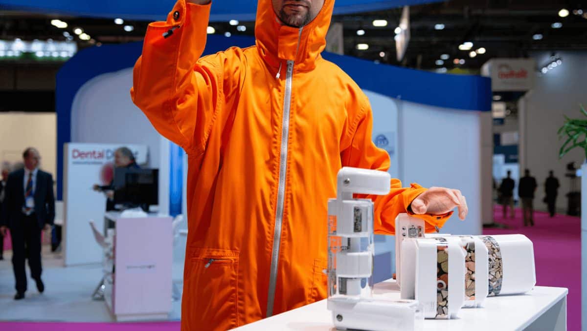 Begeisterung auf der IDS 2025: Die Comicfigur cubIQ wurde zum sympathischen Botschafter für das Recycling-Projekt rund um das DD cube case.