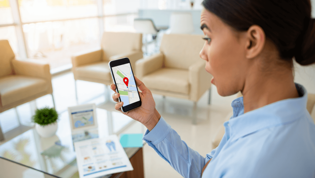 output:  Moderner Krankenhausflur mit Empfang und Pflanzen.