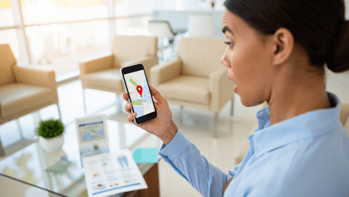 output:  Moderner Krankenhausflur mit Empfang und Pflanzen.