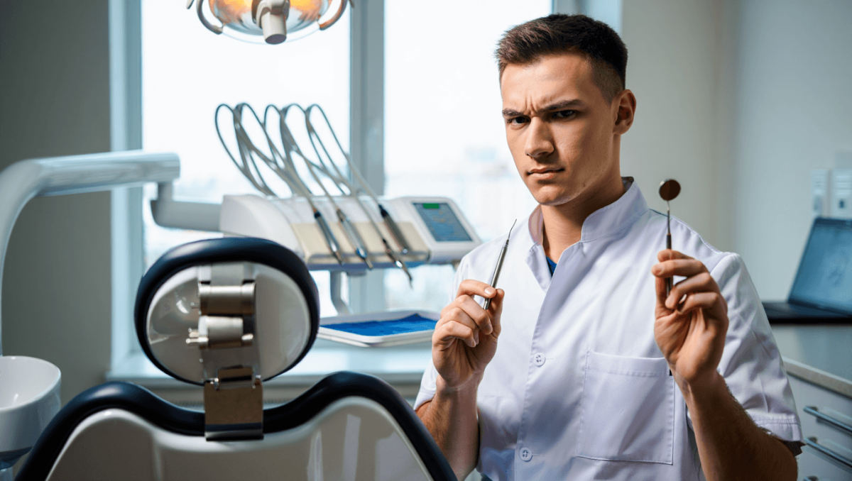 output:  Moderner Krankenhausflur mit Empfang und Pflanzen.