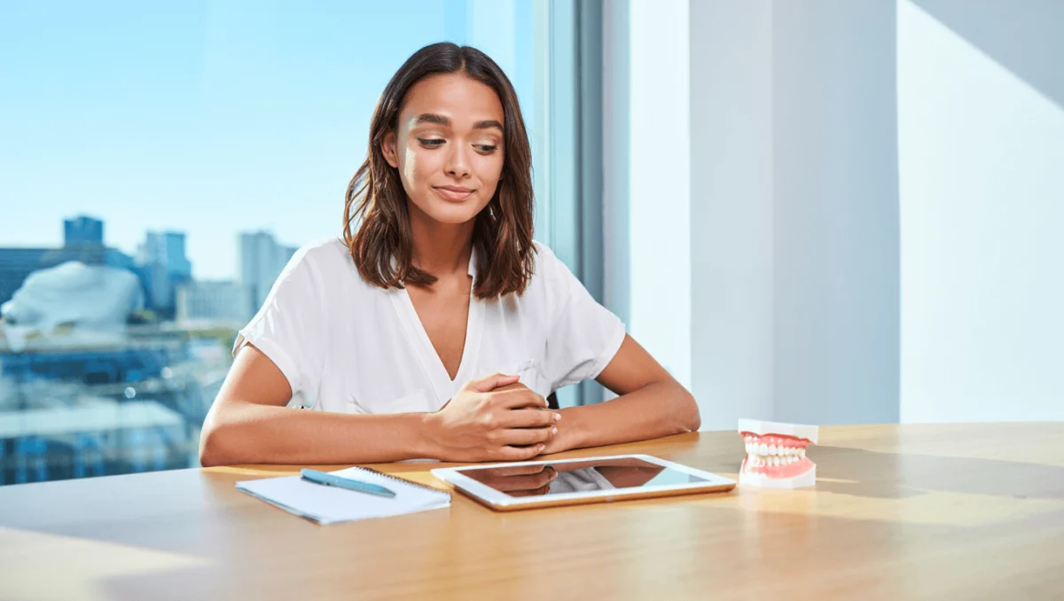 output:  Moderner Krankenhausflur mit Empfang und Pflanzen.