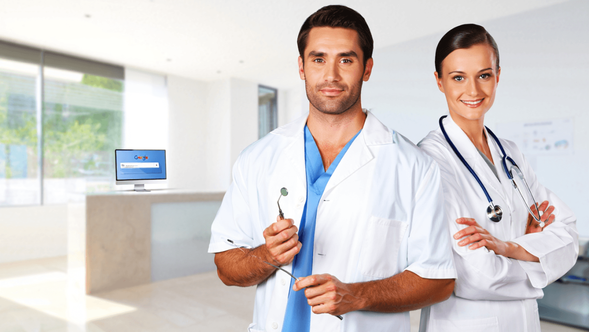 output:  Moderner Krankenhausflur mit Empfang und Pflanzen.