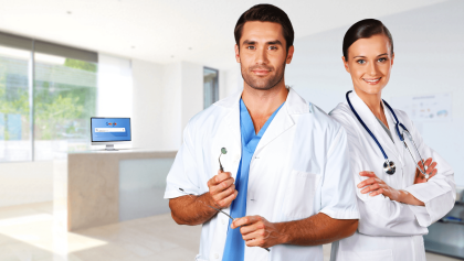 output:  Moderner Krankenhausflur mit Empfang und Pflanzen.