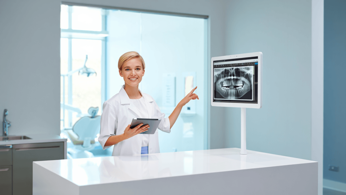 output: Moderner Krankenhausflur mit Empfang und Pflanzen.