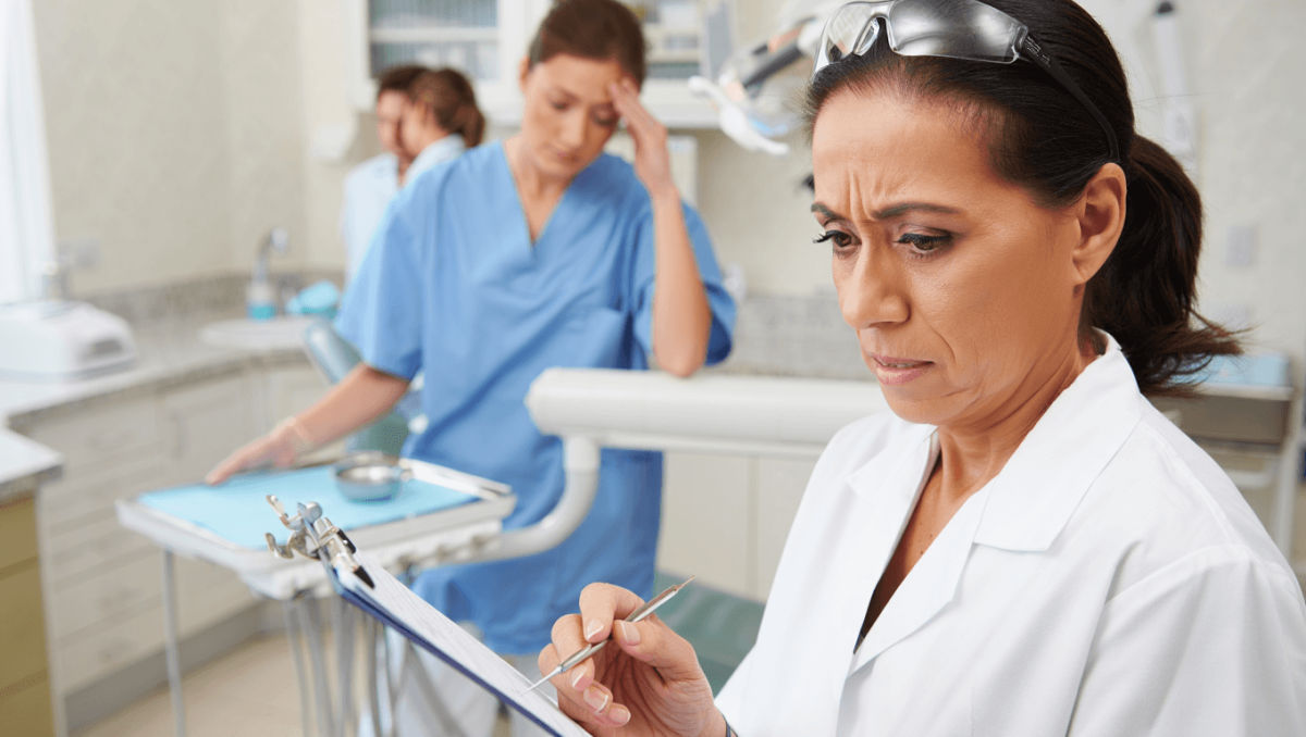 output:  Moderner Krankenhausflur mit Empfang und Pflanzen.