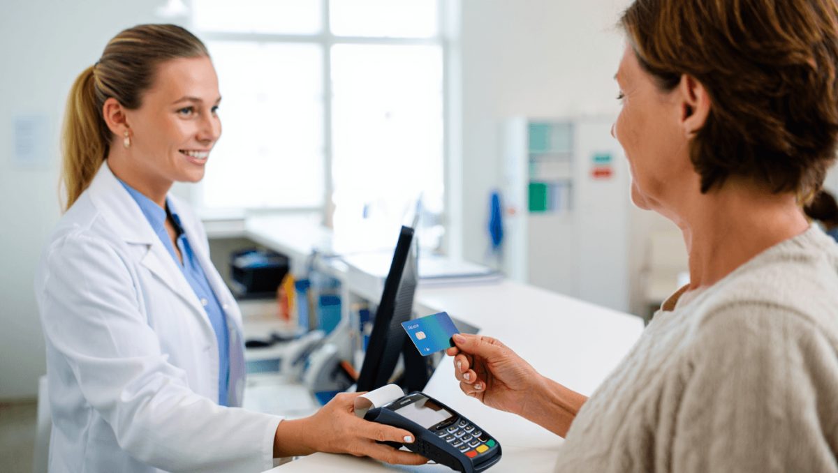 output: Moderner Krankenhausflur mit Empfang und Pflanzen.
