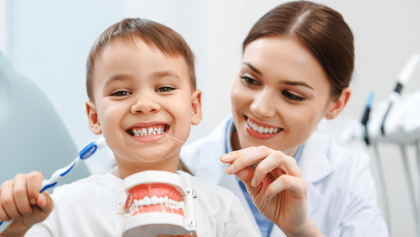 Wie bringt man Kinder dazu, Zahnseide zu benutzen?