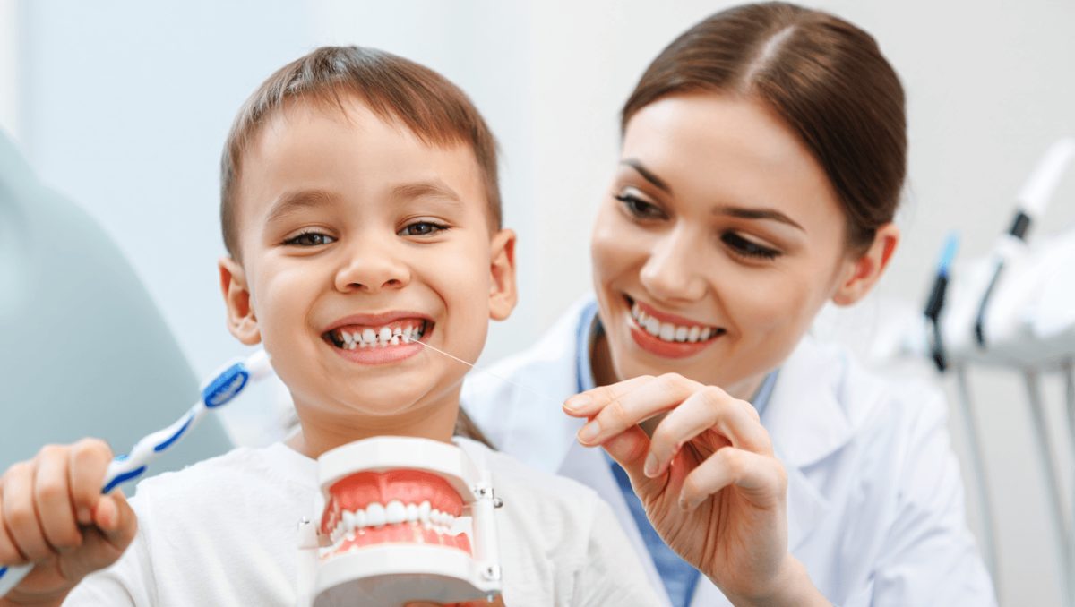 Wie bringt man Kinder dazu, Zahnseide zu benutzen?