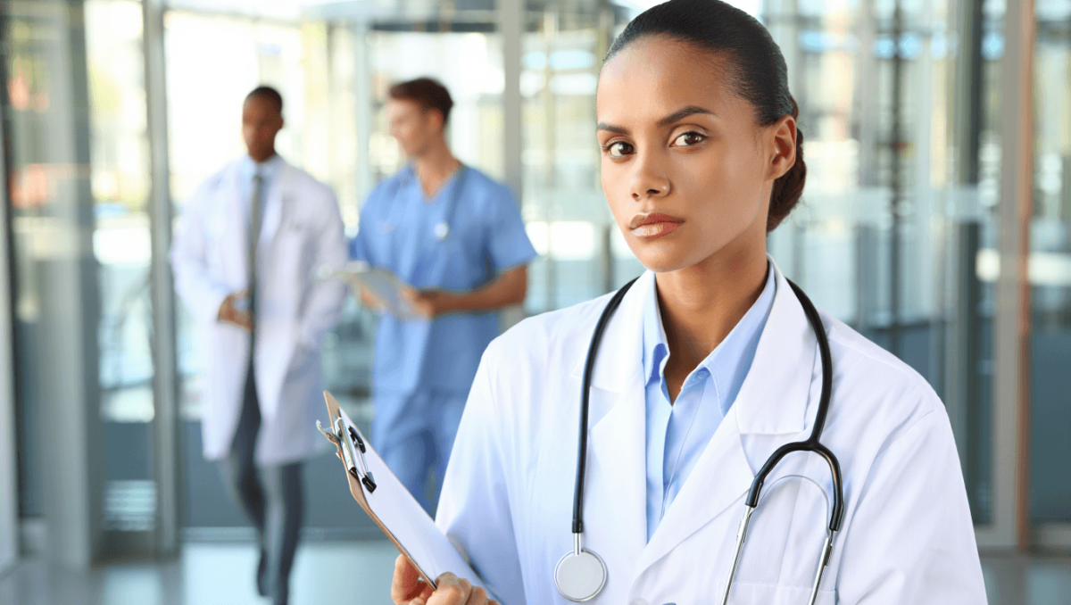 output: Moderner Krankenhausflur mit Empfang und Pflanzen.
