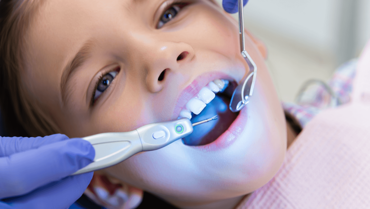 Gemeinschaftsprojekt der Zahnmedizin in Dresden und ZwickauIntraoral-Sonde ermöglicht 3-D-Kariesdiagnostik ohne Röntgen
                            
                                Mithilfe einer handgeführten Intraoral-Sonde sollen Zahnstrukturen künftig nichtinvasiv, tiefenaufgelöst und dreidimensional abgebildet werden. Ziel ist die sichere Detektion selbst versteckter Läsionen.
                            
                        
                        24.03.2026
                    Zahnmedizin