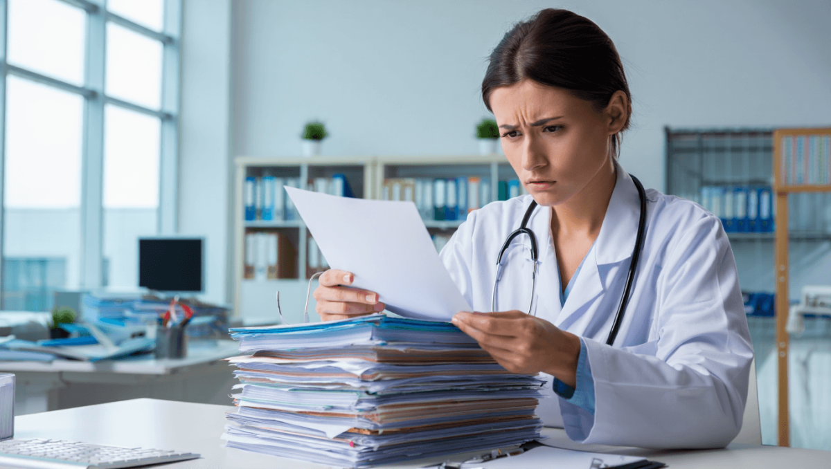output:  Moderner Krankenhausflur mit Empfang und Pflanzen.