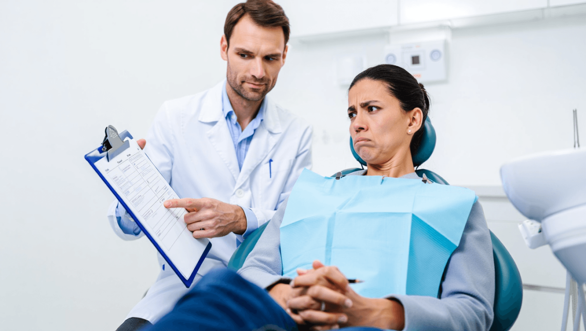 output:  Moderner Krankenhausflur mit Empfang und Pflanzen.
