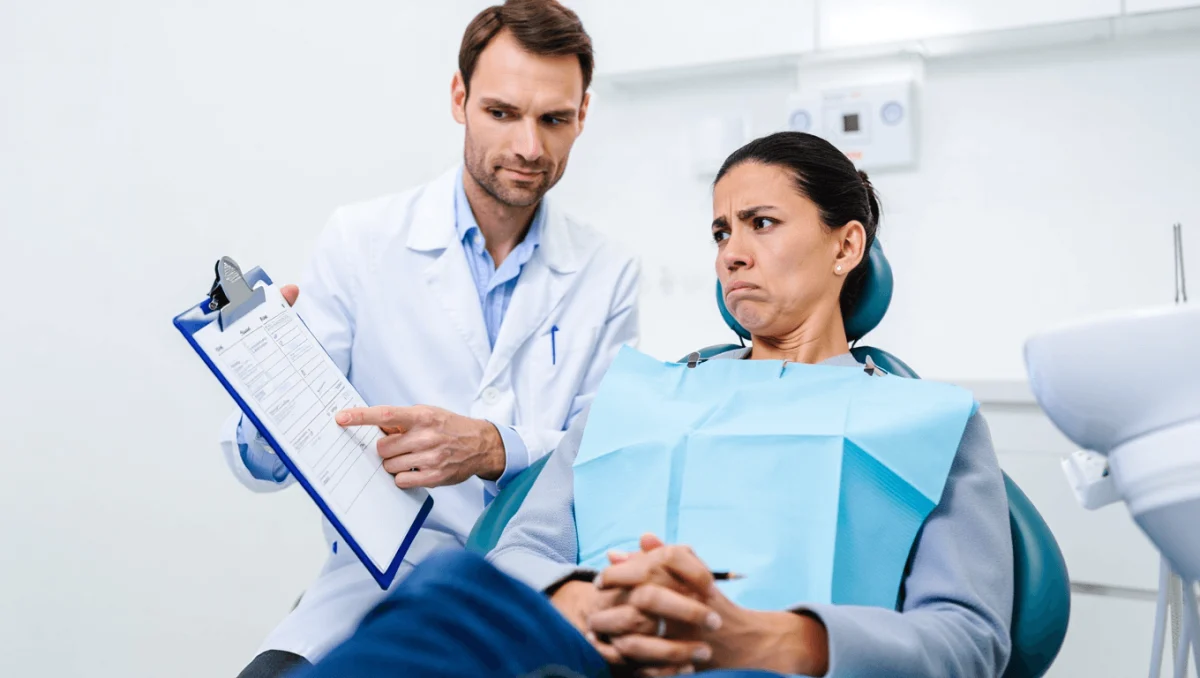 output:  Moderner Krankenhausflur mit Empfang und Pflanzen.