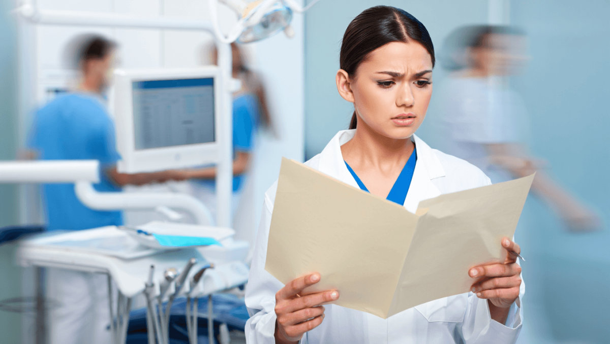 output:  Moderner Krankenhausflur mit Empfang und Pflanzen.