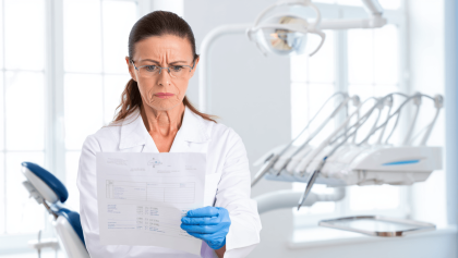 output:  Moderner Krankenhausflur mit Empfang und Pflanzen.