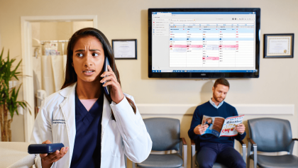 output:  Moderner Krankenhausflur mit Empfang und Pflanzen.