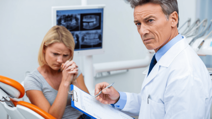 output:  Moderner Krankenhausflur mit Empfang und Pflanzen.