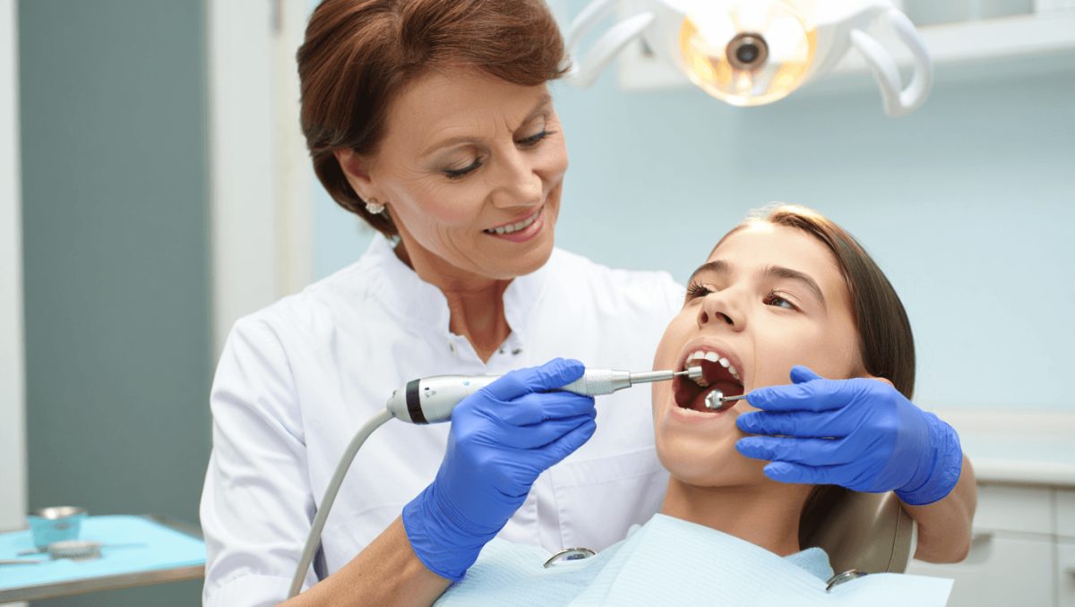 Modell eines Unterkiefers mit Implantat