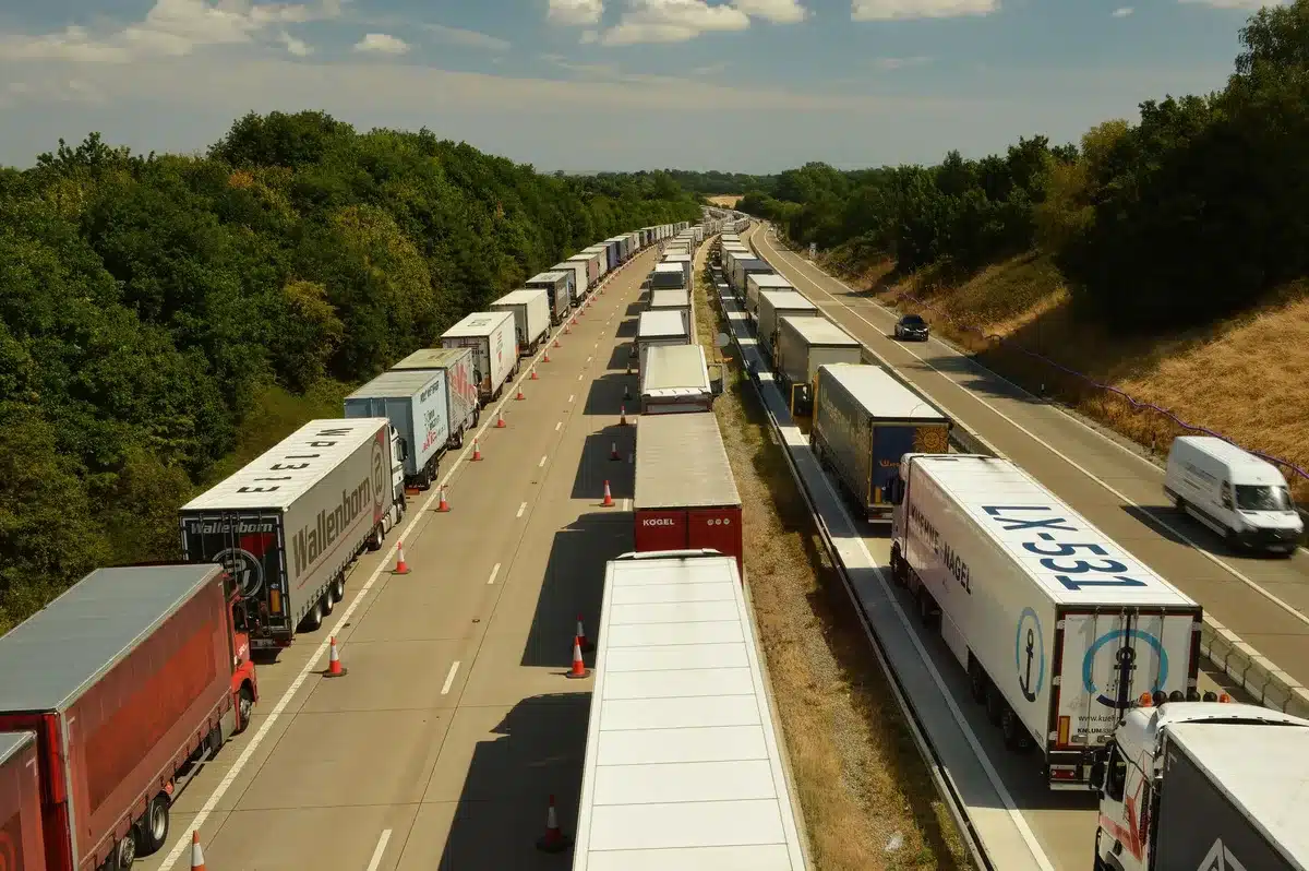 Logistik-Netzwerk mit unterbrochenen Verbindungen und Verzögerungssymbolen