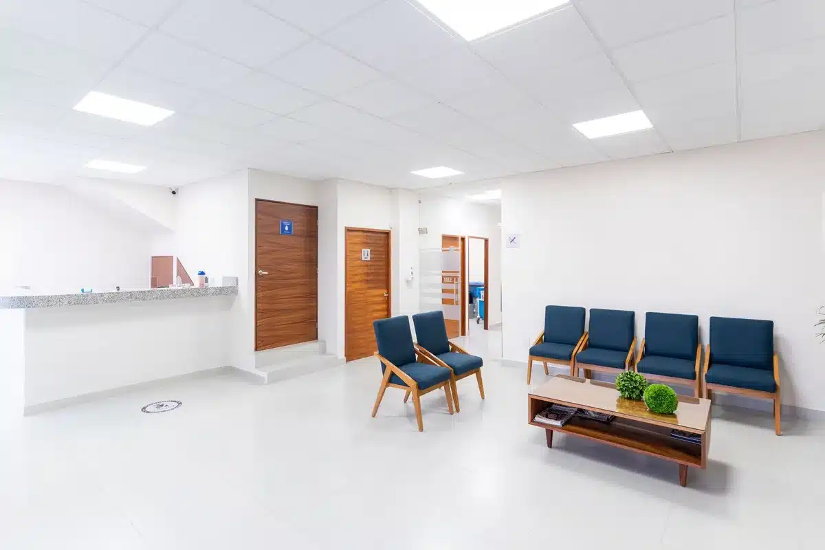 Patienten warten in einem Krankenhauskorridor auf ihre Behandlung