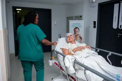 Notaufnahme mit Wartepatienten und Triagepersonal beim Eintreffen