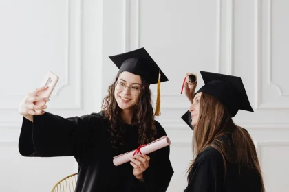 Abschlusszeugnis und Studienmaterialien symbolisieren den akademischen Aufstieg von Zahnmedizin-Fachkräften