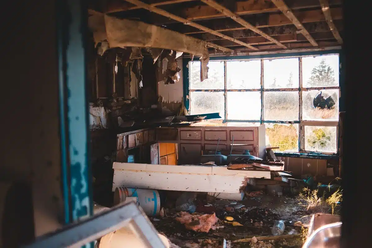 Vernachlässigtes altes Haus mit Mängeln und Verschlechterungen