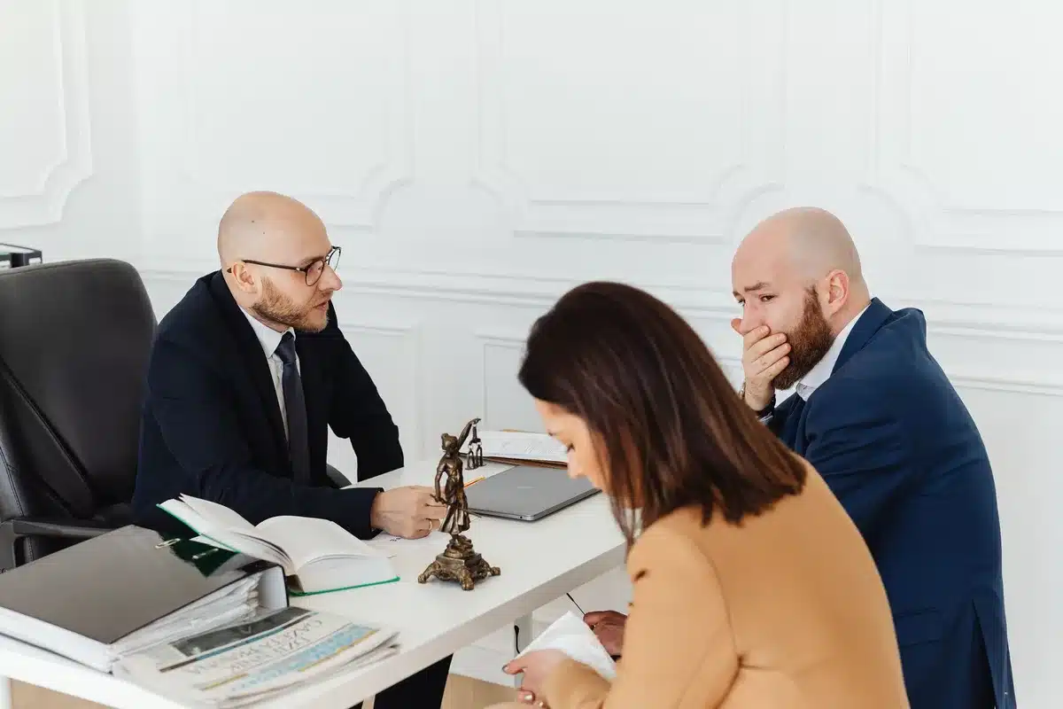 Professionelle Mediation und Diskussion zwischen mehreren Personen