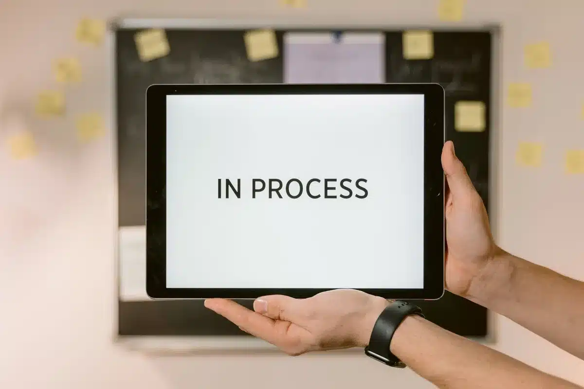 Digitale Formulare und Prozessschritte auf einem Bildschirm