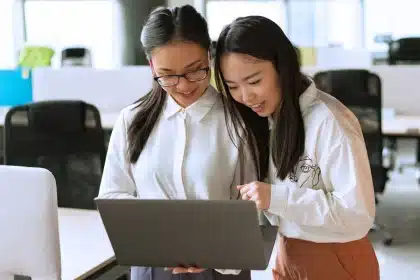 Praxisteam arbeitet an Laptop mit digitalen Schnittstellen in moderner Zahnarztpraxis