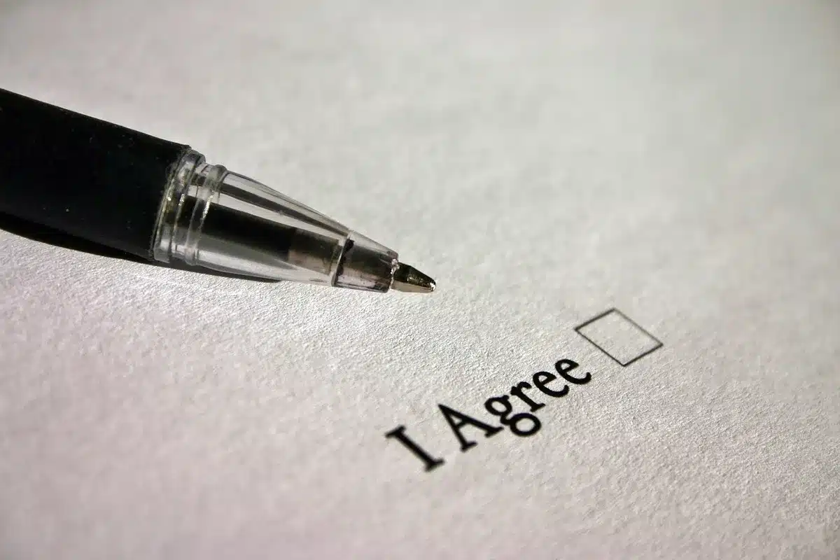 Vertragsdokument mit Checkliste und Stift auf Schreibtisch, rechtssichere Planung