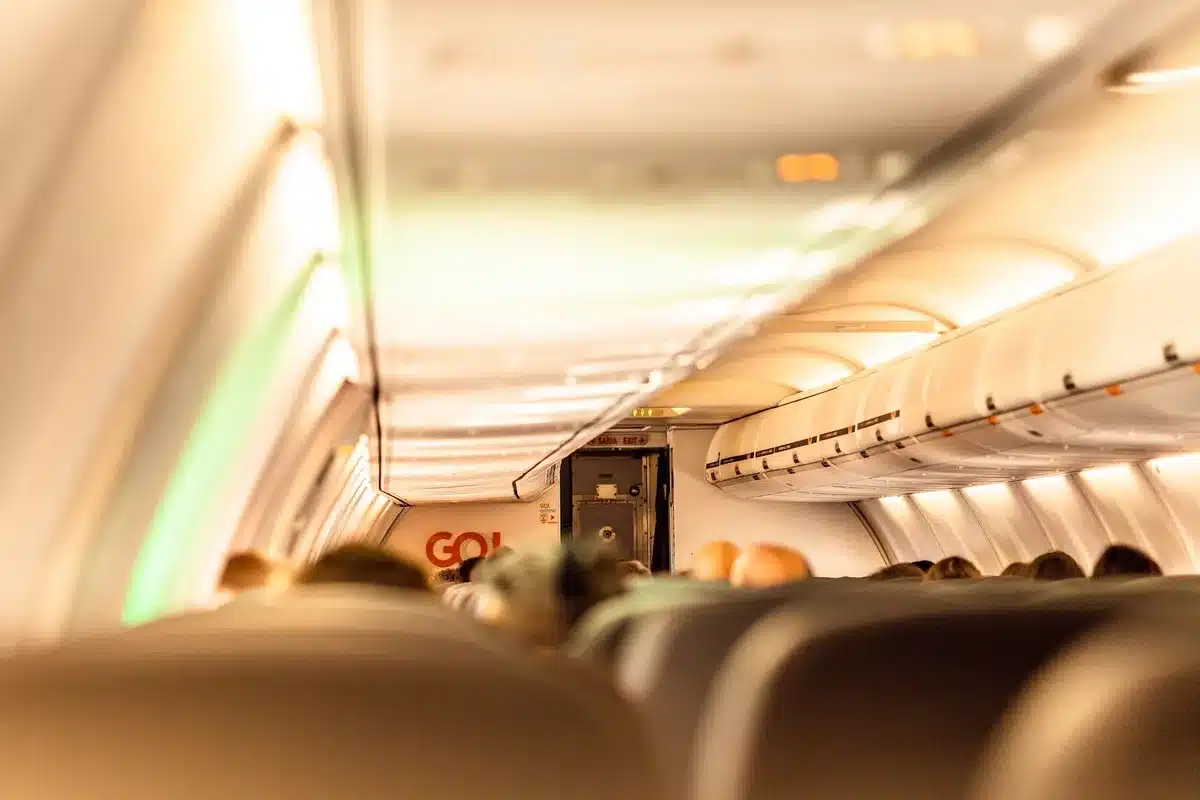 Blick in eine Flugzeugkabine mit Sitzpl&auml;tzen und Sicherheitsgurten