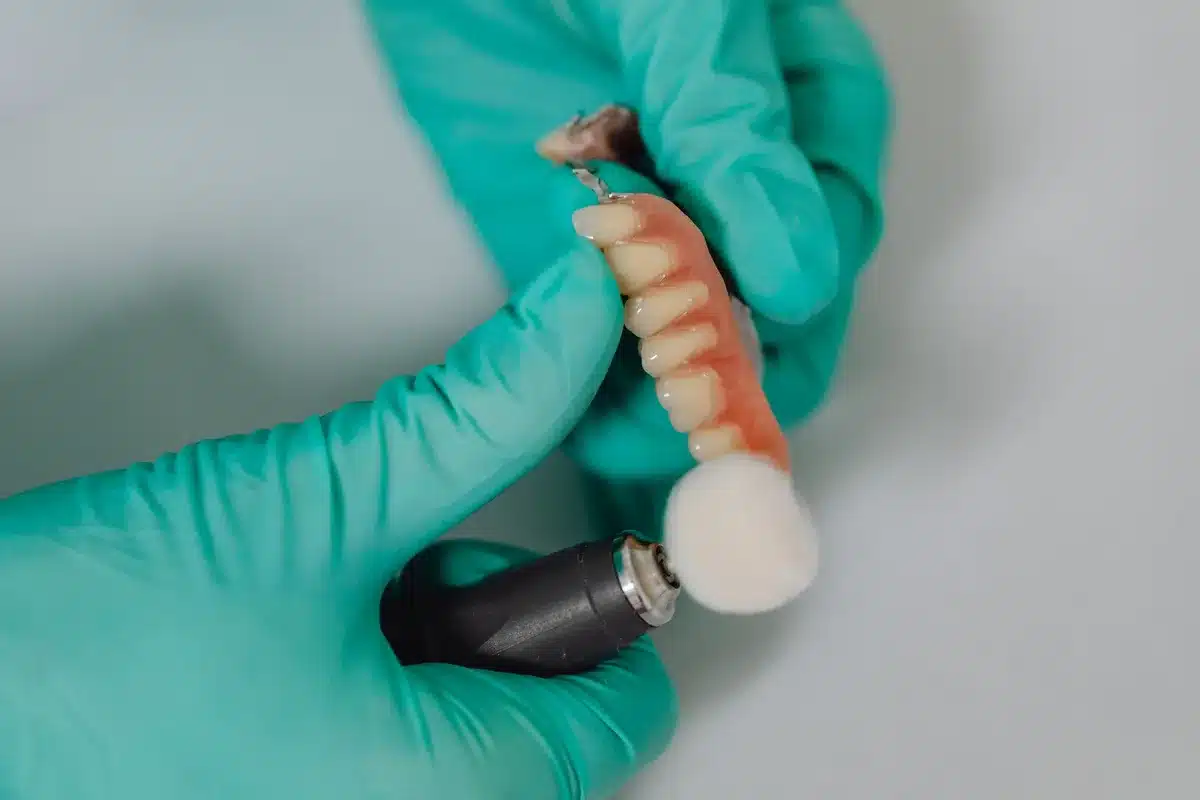 Patient bei der professionellen Zahnreinigung und Implantatpflege