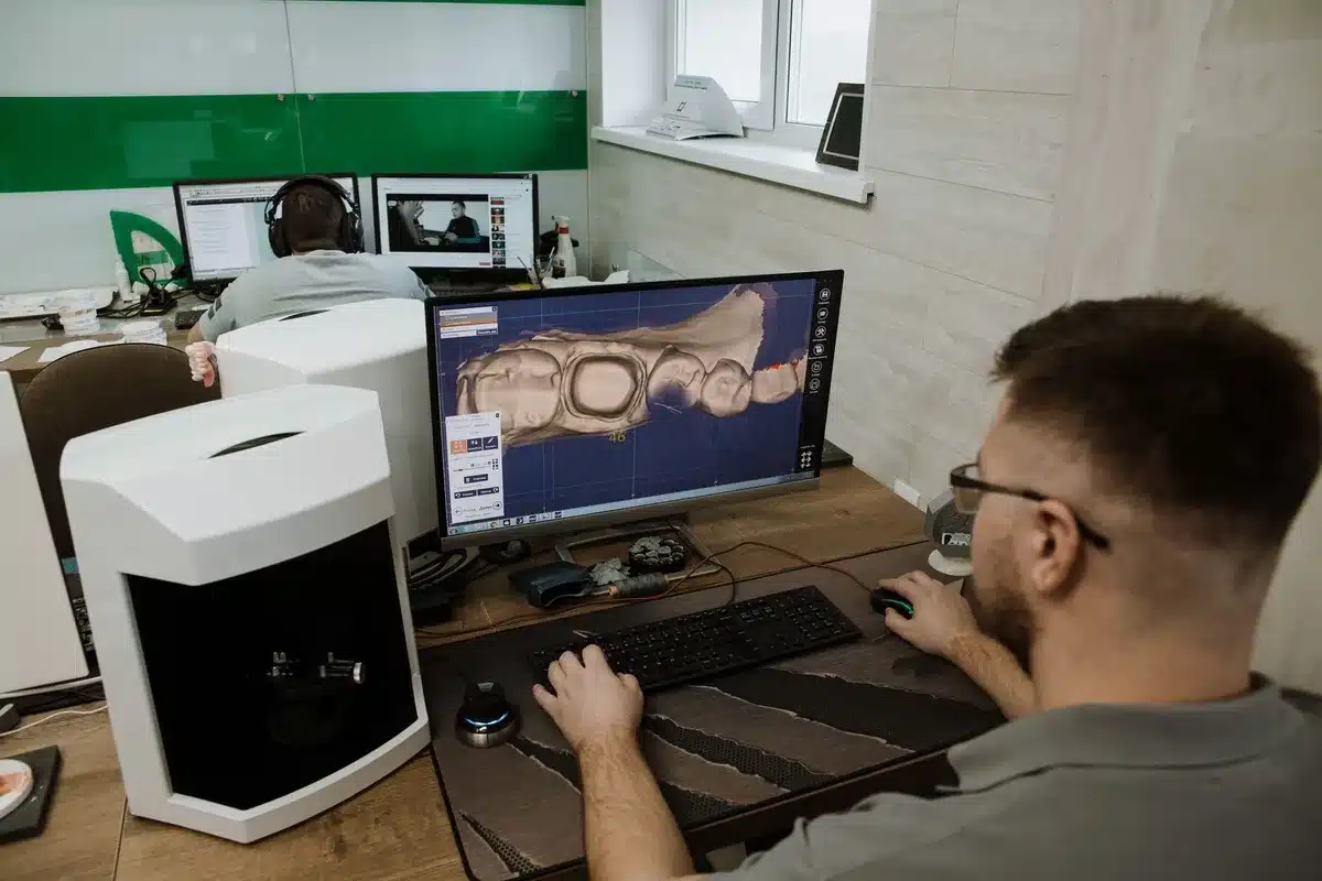 Digitale Zahnplanung und CAD/CAM-Fertigung auf dem Bildschirm