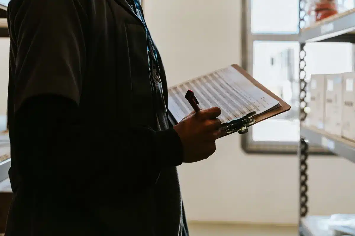 Checkliste für KI-Systeme in der Zahnarztpraxis mit Kategorien wie Diagnostik, Dokumentation und Empfang