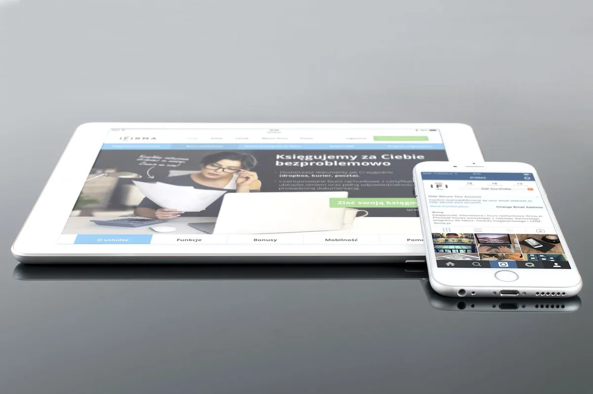 Responsive Design eines aufklappbaren Inhaltsverzeichnis-Panels auf verschiedenen Bildschirmgrößen