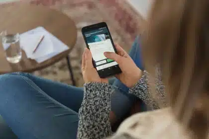 Mobilgerät mit aufgeklapptem Inhaltsverzeichnis neben einem längeren Artikel