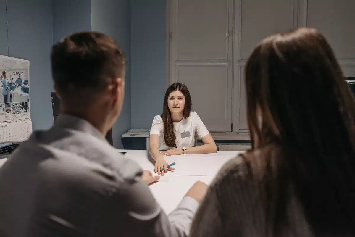Praxisteam bei Teambesprechung und Personalplanung im Büro