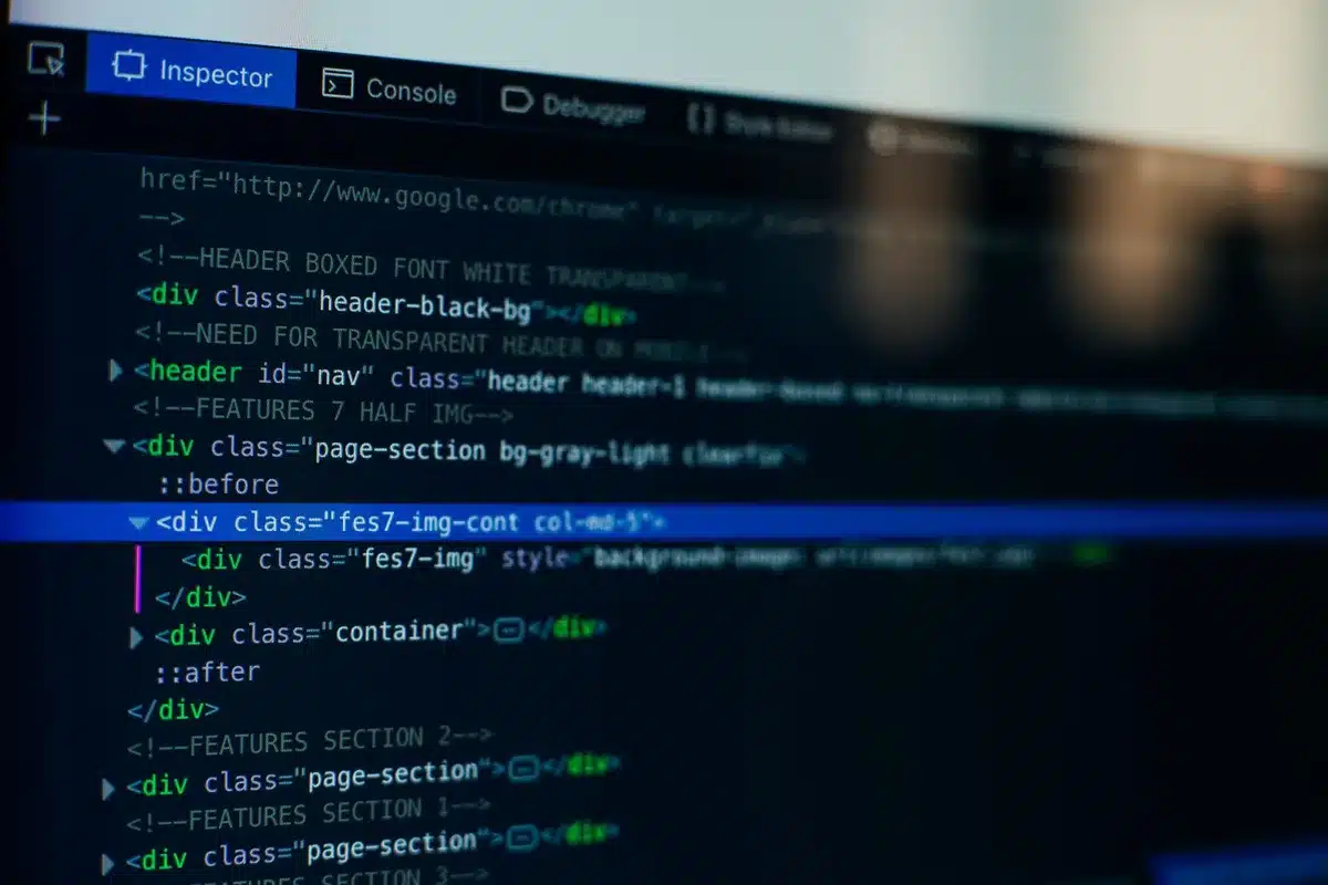Computerbildschirm mit HTML-Code und semantischer Struktur f&uuml;r Webseiten