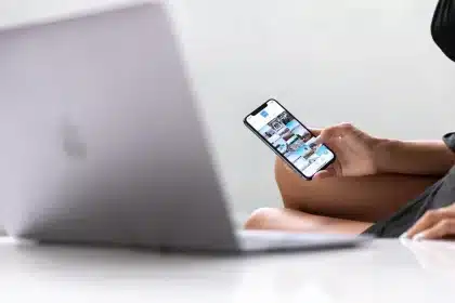 Hände halten ein Smartphone mit sichtbaren Social-Media-Sharing-Symbolen auf dem Bildschirm