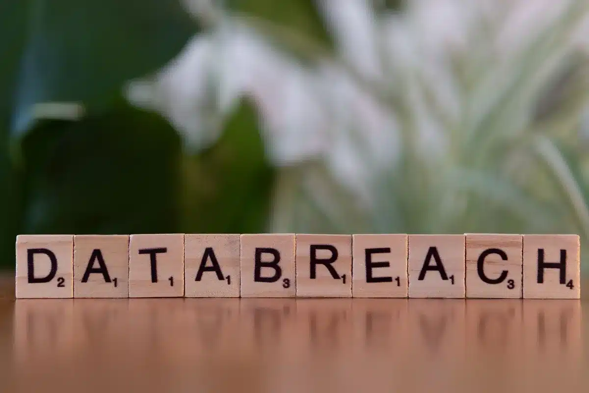 Symbolische Darstellung von Datenschutz und DSGVO-Compliance mit Schloss- und Datenschutz-Symbolen