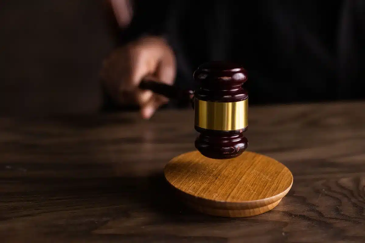 Richtergavel und Urteil in einem Gerichtssaal