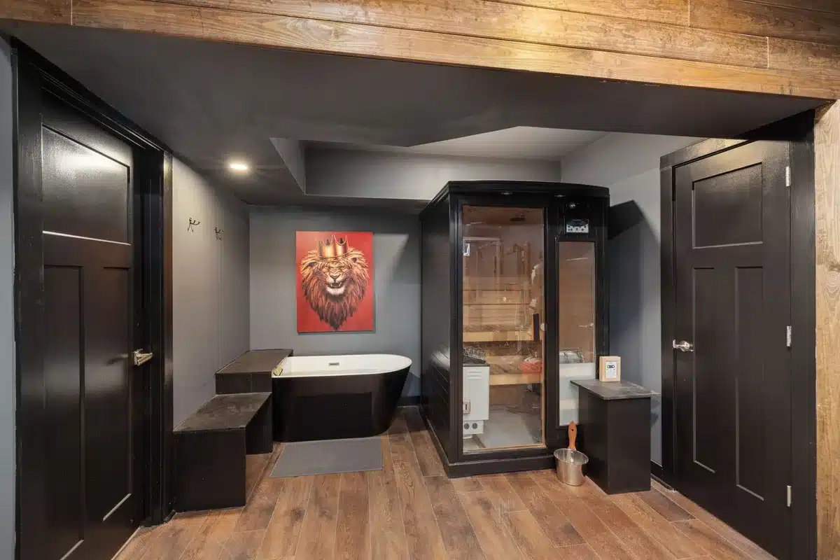 Modernes Spa mit freistehender Badewanne, Sauna und entspannter Atmosphäre