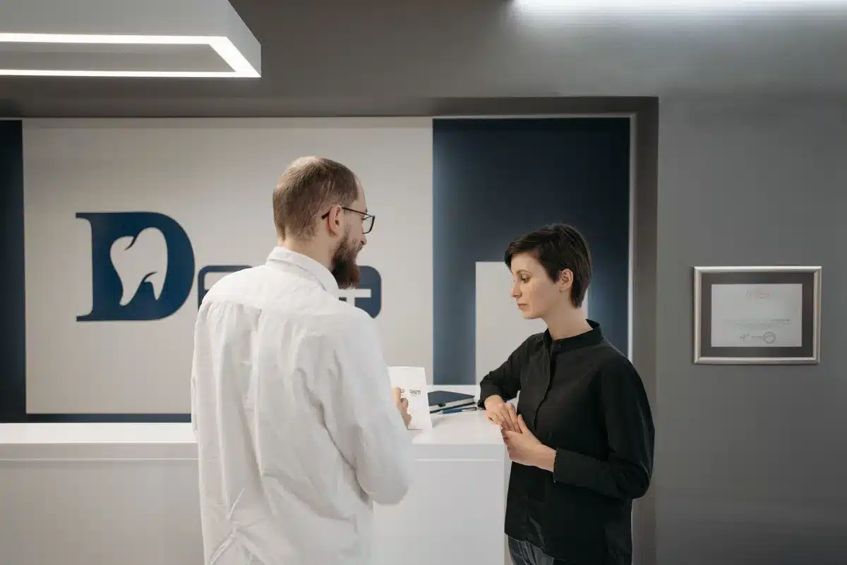 Zahnarztpraxis-Team bei einer Besprechung zur Analyse von Arbeitsabl&auml;ufen