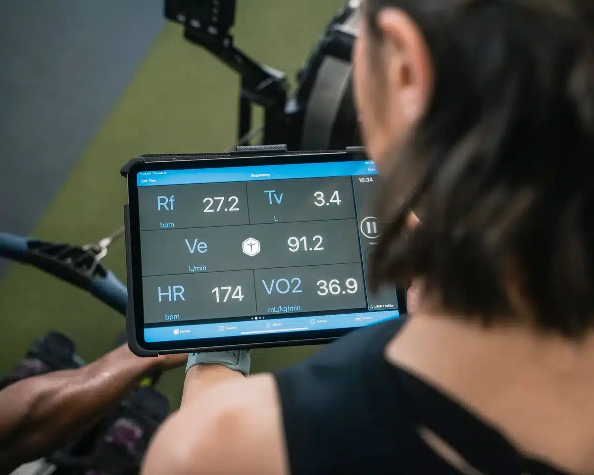 Sportler beim Training mit Leistungsmessung und Datenerfassung
