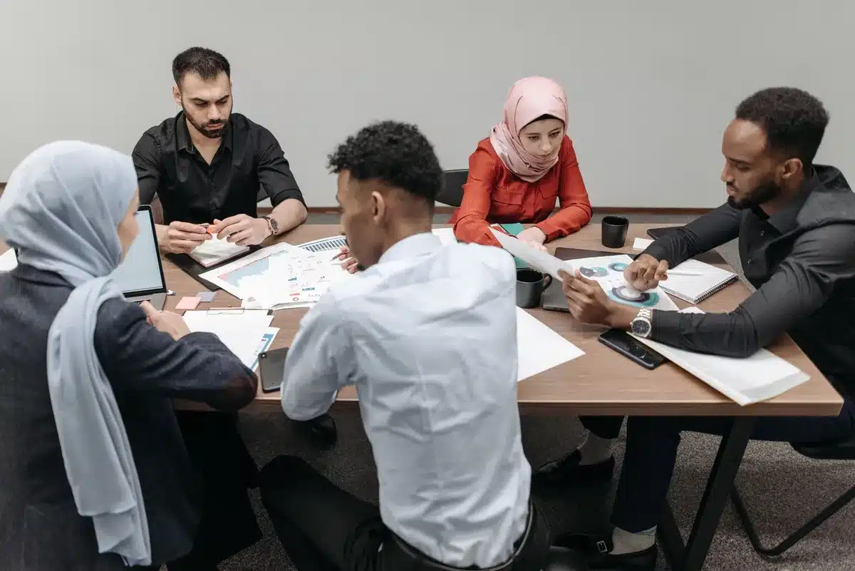 Diverse Zahnarztpraxis-Mitarbeiter verschiedener Altersgruppen und Geschlechter bei der Teamarbeit